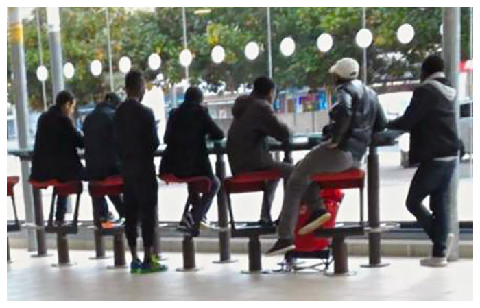 Figure 9. Jeunes migrants en attente à la gare de Poitiers — Photo OMM 2016.