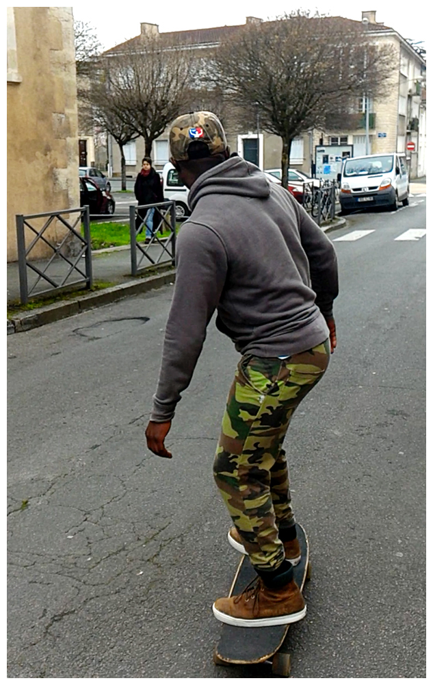 Figure 11. Jeune migrant pratiquant le skate, Poitiers — Photo OMM 2016.