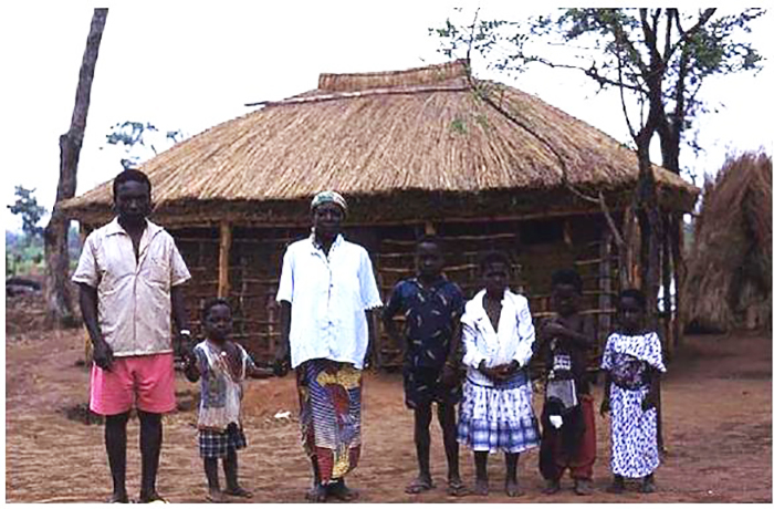 Figure 2. 2001. Une famille réfugiée angolaise récemment arrivée à Ukwimi.
