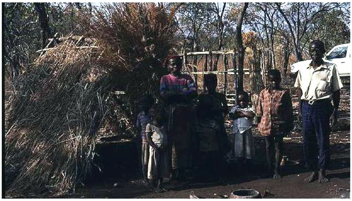 Figure 3. 1993. Une famille réfugiée mozambicaine récemment arrivée à Ukwimi et composée des grands-parents et des petits-enfants.