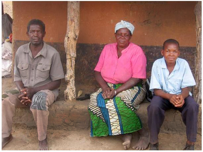 Figure 4. 2007. Une famille réfugiée mozambicaine composée de grands-parents et de leur petit-fils scolarisé. Ils vivent à Ukwimi depuis plus de 10 ans et ont décidé d'y rester malgré leur situation d'illégalité.