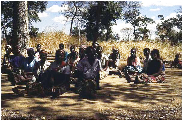 Figure 5.1999. Entretien collectif avec des Mozambicaines qui ont décidé de rester avec leur famille à Ukwimi après le rapatriement malgré leur situation d'illégalité.