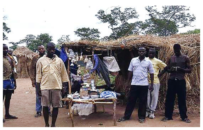 Figure 10. 2001. Ces jeunes rwandais et burundais réfugiés à Ukwimi ont ouvert un petit marché dès leur arrivée.