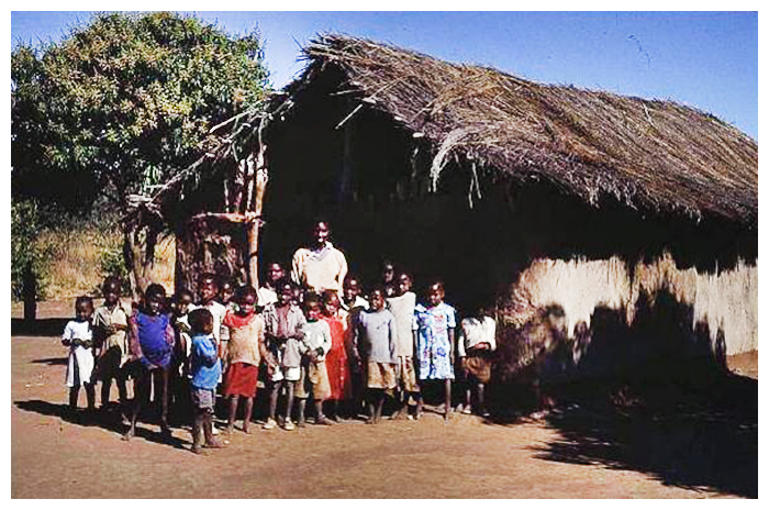Figure 12. 1993. Enfants mozambicains et zambiens et leur institutrice zambienne devant l'école maternelle