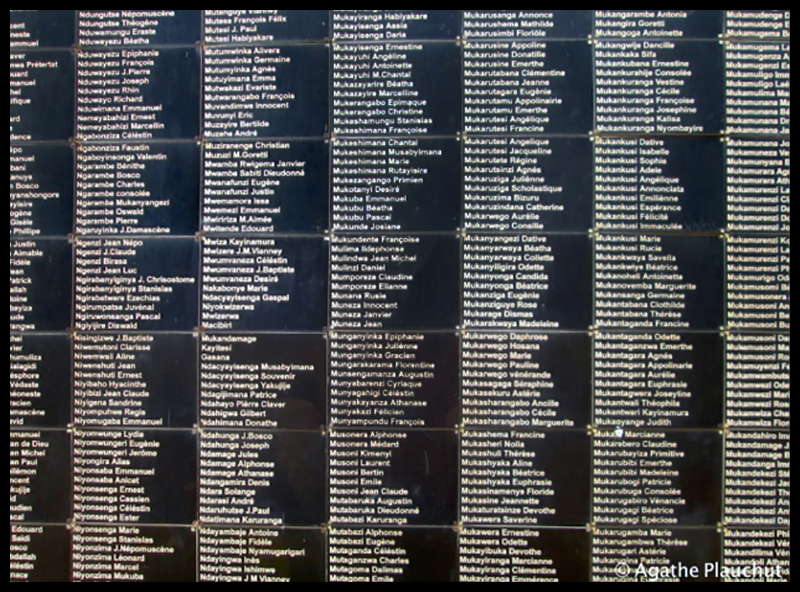 Un mur à l'extérieur du mémorial recense les noms d'une partie des victimes connues du génocide (Kigali)