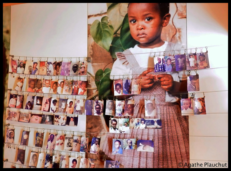 Des photographies de victimes fournies par les familles sont exposées au mémorial du génocide (Kigali)
