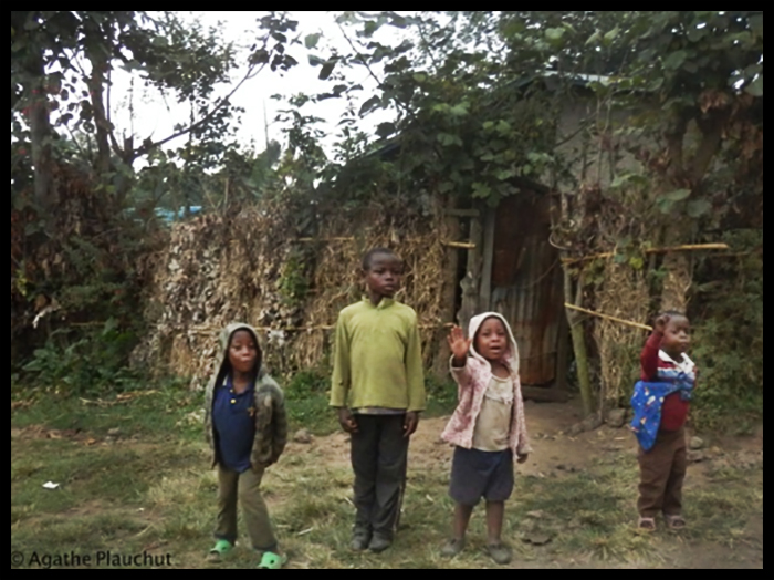 Des enfants fixent et saluent l'objectif (Province de l'Est et province du Nord)