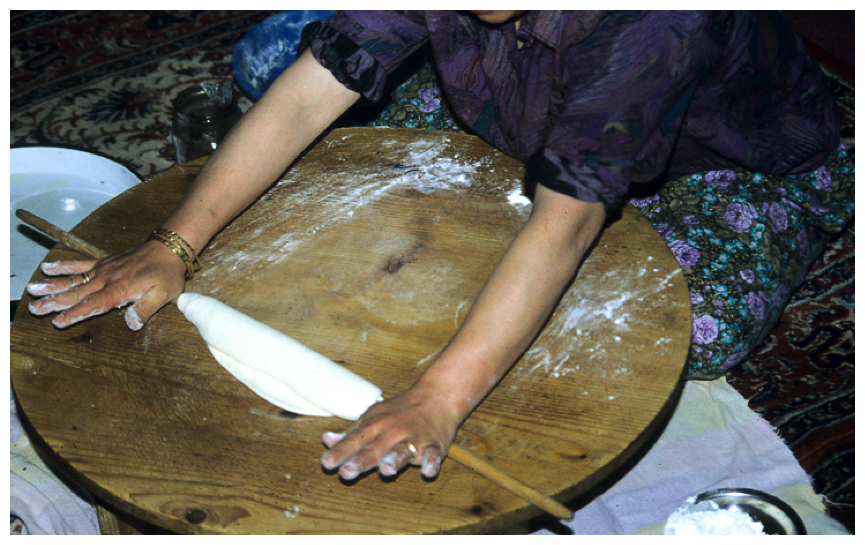 Figure 1. Préparation de la pâte à Baklava, 1992, Akçakoca (M.-H. Sauner)