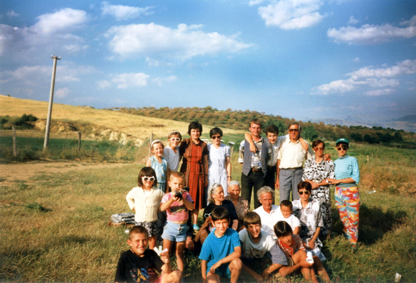 Figure 1. Photographie de famille à l’occasion d’un pique-nique dans un village du Devoll, juin 1996. Collection de l’auteur.
