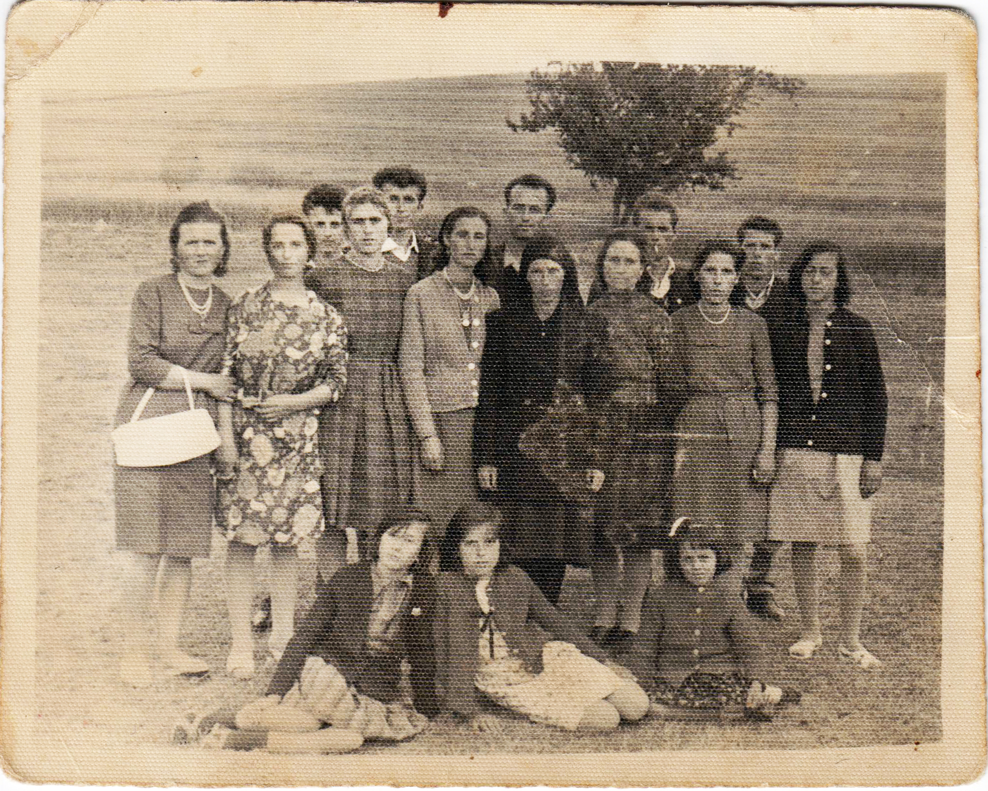 Figure 2. Photographie de famille à l’occasion d’une cérémonie officielle dans un village du Devoll, août 1963. Avec l’aimable autorisation de la famille Pysqyli, Bilisht.