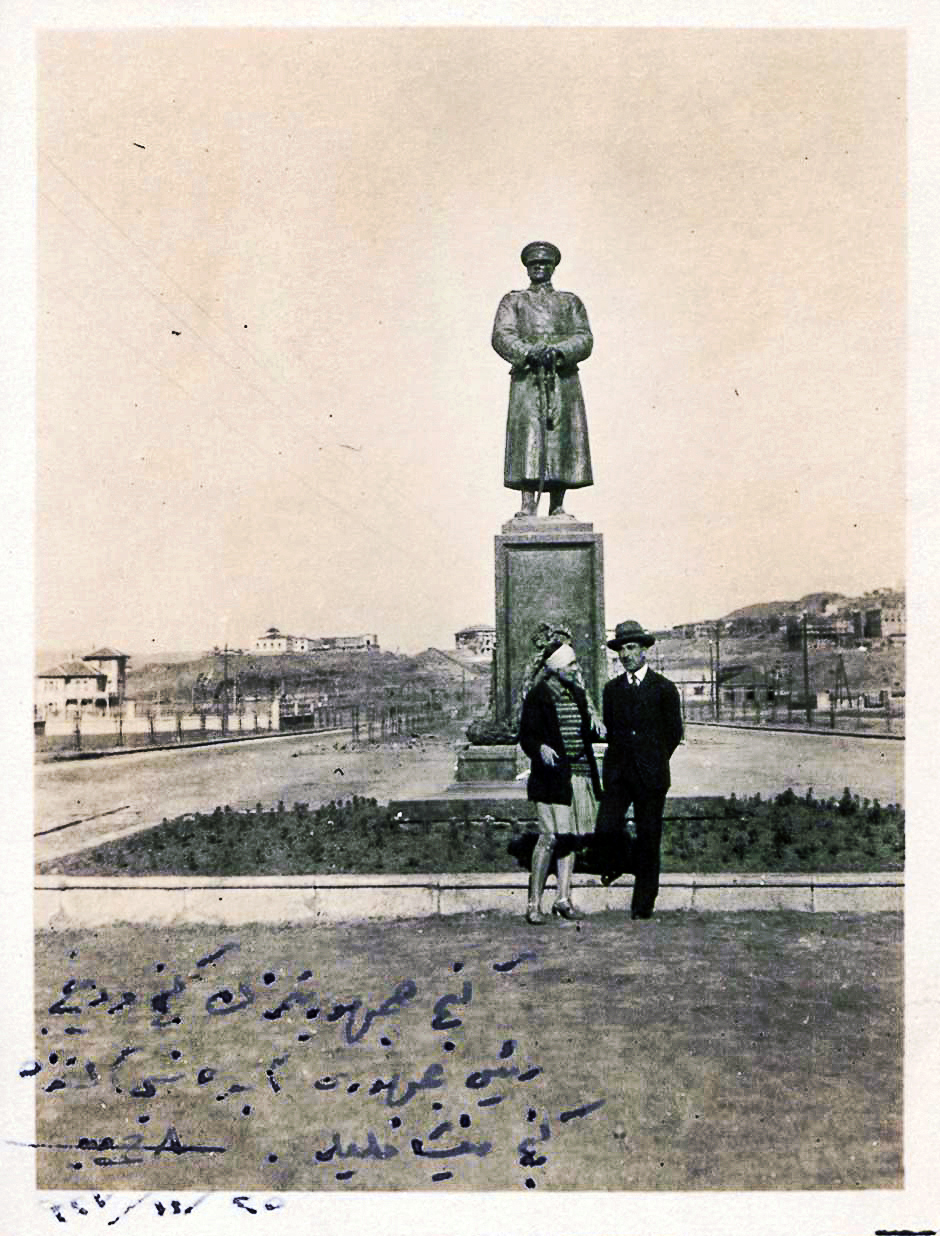 Figure 3 : Nesrin et Mehmet Ali Bağana à Ankara devant la statue de la place de la Victoire (Zafer Meydanı)