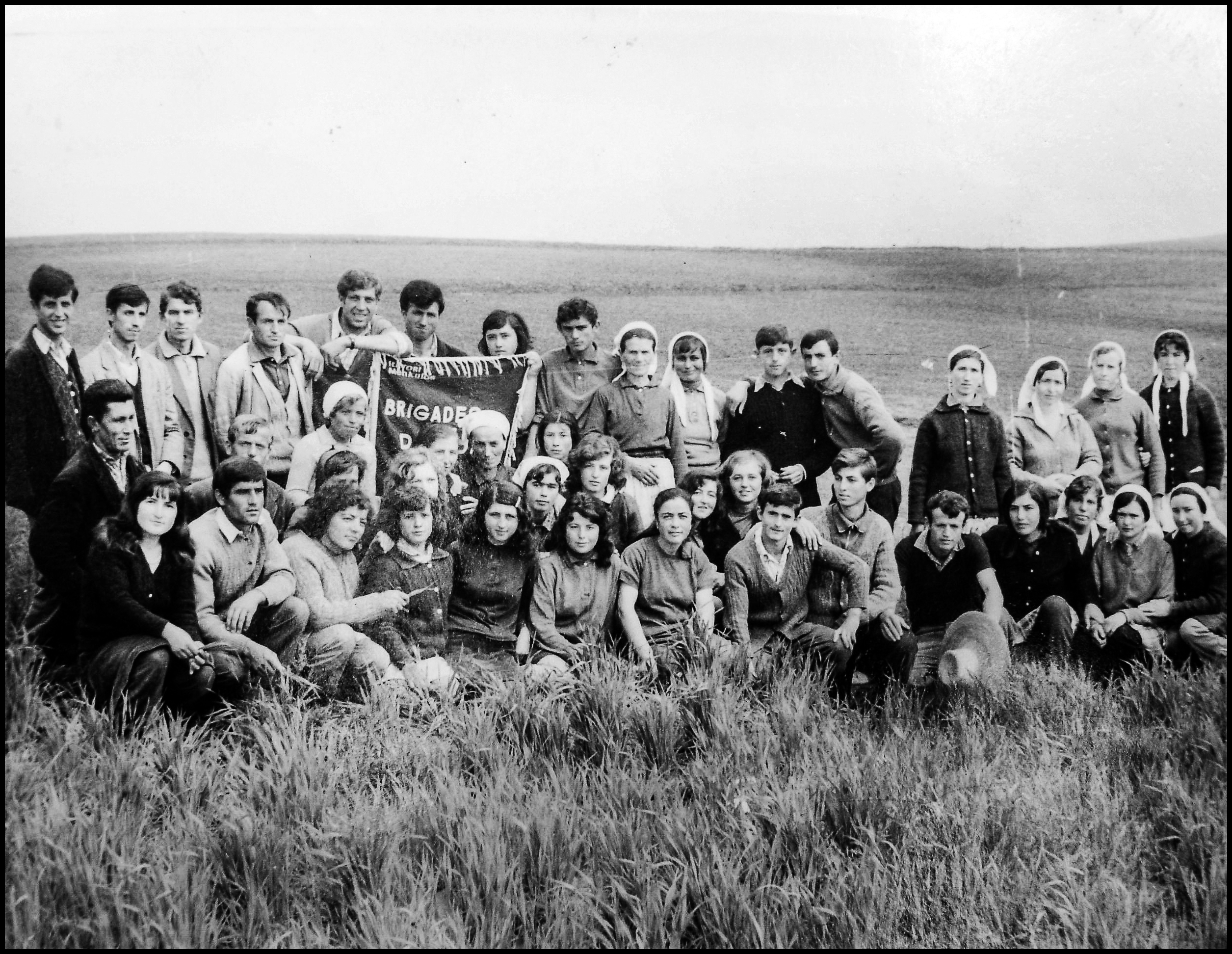 Figure 5. Brigade d’une coopérative agricole posant avec son drapeau, vers 1980, Devoll. Avec l’aimable autorisation de la famille Xeka, Qytezë.