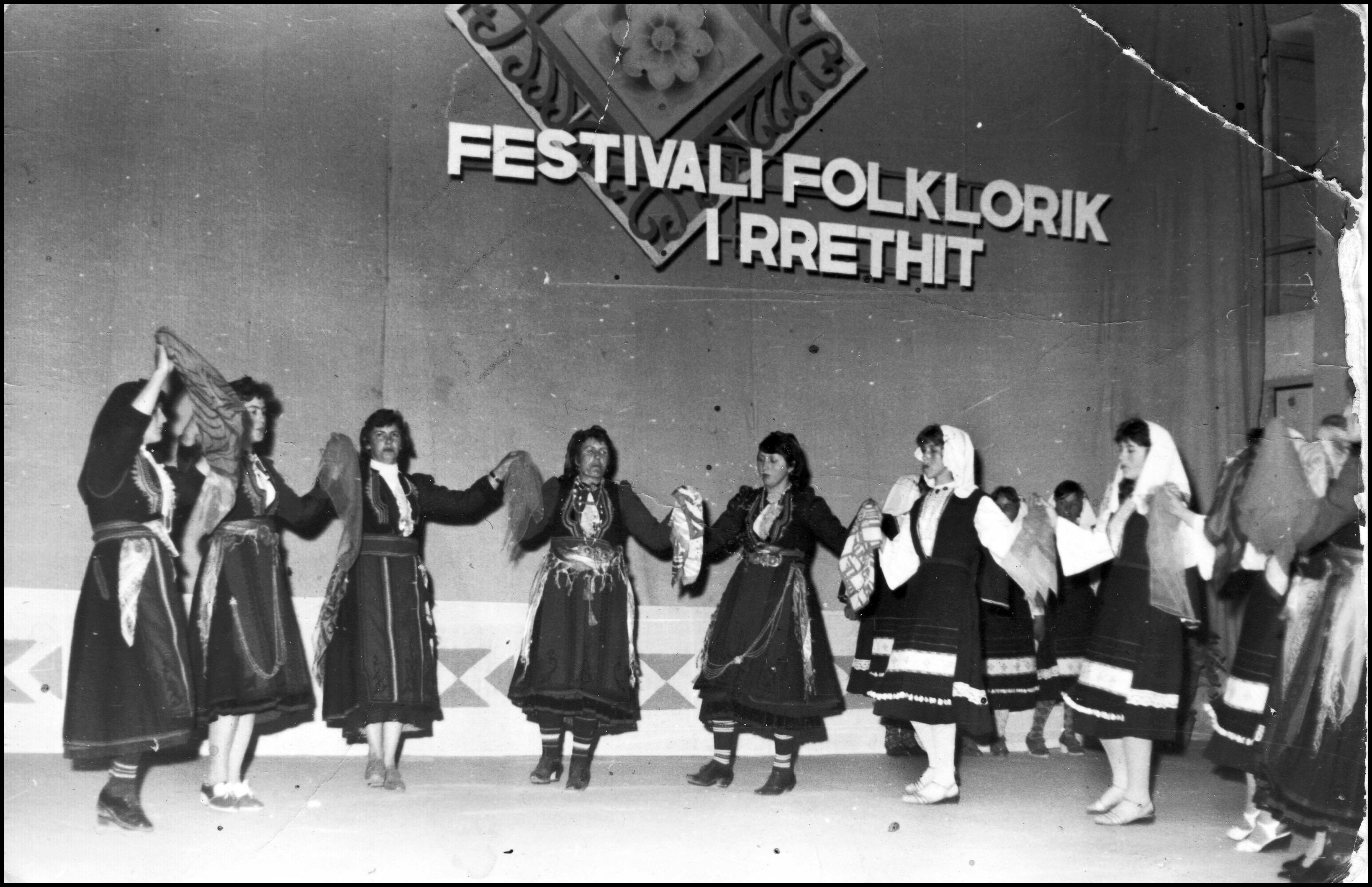 Figure 6. Danseuses du Devoll dans un festival folklorique à Korçë, vers 1985. Avec l'aimable autorisation de la famille Xeka, Qytezë.