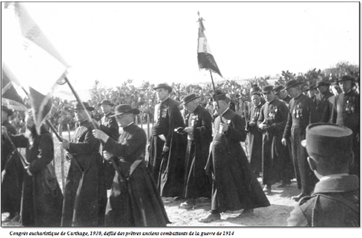 Congrès eucharistique de Carthage, 1930, défilé des prêtres anciens combattants de la guerre de 1914.