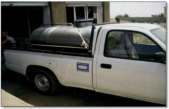 Figure 43 : Jeune ayant bénéficié de moyen de collecte auprès de l’ANSEJ : une citerne de collecte de lait et son véhicule de collecte de marque Toyota.